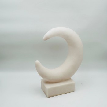 قطعة ديكور أنيقة بتصميم رمزي يجمع بين الهلال والنجمة، مصنوعة بلون أبيض ناعم 40×30×12سم 