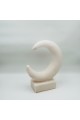 قطعة ديكور أنيقة بتصميم رمزي يجمع بين الهلال والنجمة، مصنوعة بلون أبيض ناعم 40×30×12سم 