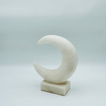قطعة ديكور أنيقة بتصميم رمزي يجمع بين الهلال والنجمة، مصنوعة بلون أبيض ناعم 28×22×8سم 
