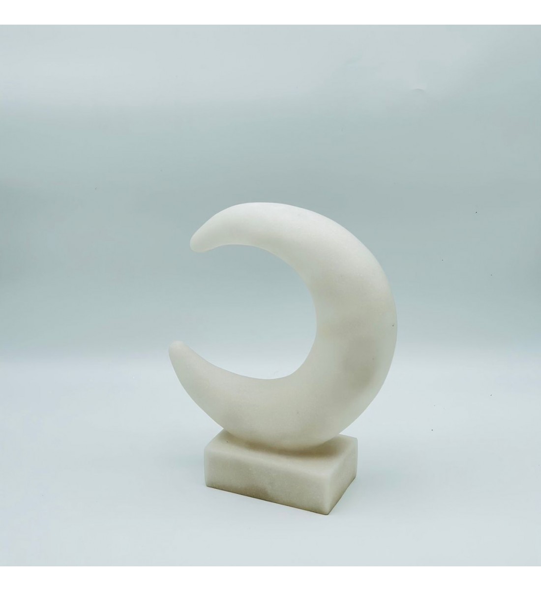 قطعة ديكور أنيقة بتصميم رمزي يجمع بين الهلال والنجمة، مصنوعة بلون أبيض ناعم 28×22×8سم 