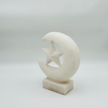 قطعة ديكور أنيقة بتصميم رمزي يجمع بين الهلال والنجمة، مصنوعة بلون أبيض ناعم 28×22×8سم 