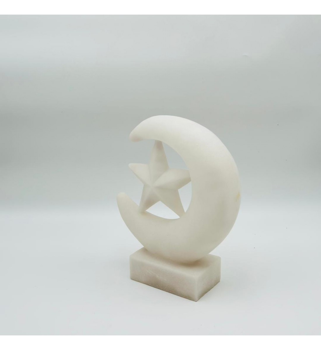 قطعة ديكور أنيقة بتصميم رمزي يجمع بين الهلال والنجمة، مصنوعة بلون أبيض ناعم 28×22×8سم 