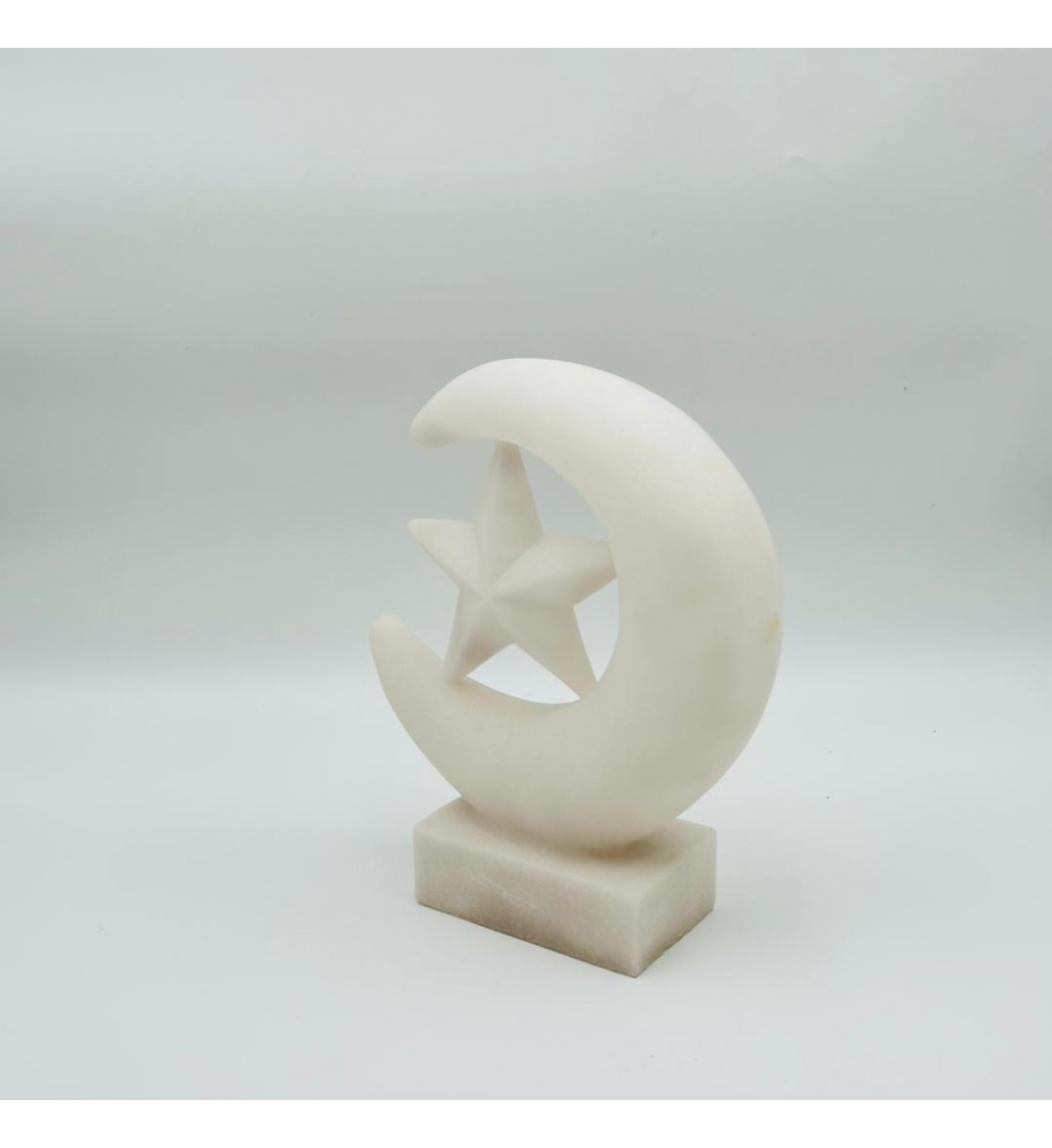 قطعة ديكور أنيقة بتصميم رمزي يجمع بين الهلال والنجمة، مصنوعة بلون أبيض ناعم 28×22×8سم 