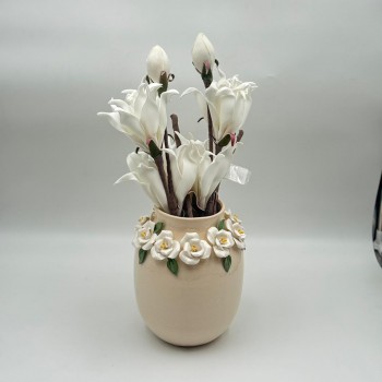 فازة ديكور خزفية بتصميم أنيق ولمسة فنية راقية، تتميز بلون بيج ناعم مع حواف علوية متموجة22×10×10سم 