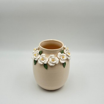 فازة ديكور خزفية بتصميم أنيق ولمسة فنية راقية، تتميز بلون بيج ناعم مع حواف علوية متموجة22×10×10سم 