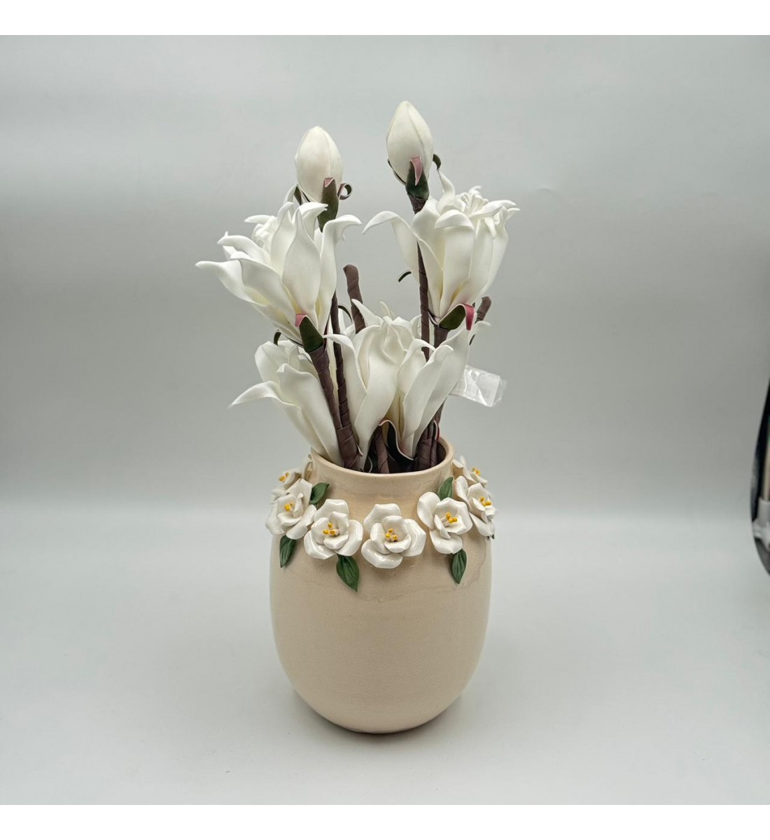 فازة ديكور خزفية بتصميم أنيق ولمسة فنية راقية، تتميز بلون بيج ناعم مع حواف علوية متموجة22×10×10سم 