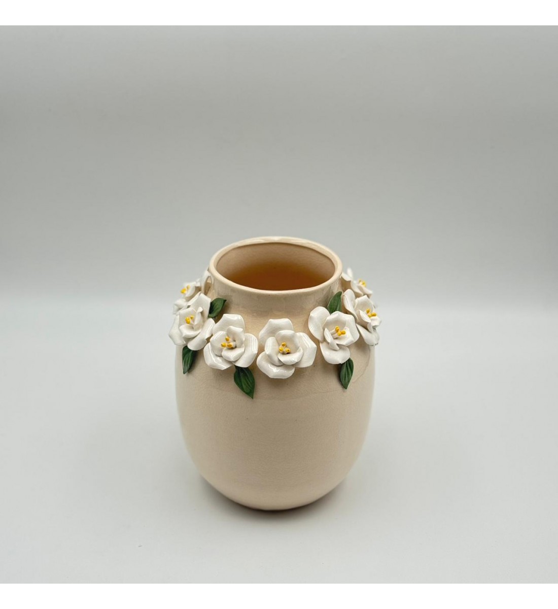 فازة ديكور خزفية بتصميم أنيق ولمسة فنية راقية، تتميز بلون بيج ناعم مع حواف علوية متموجة22×10×10سم 