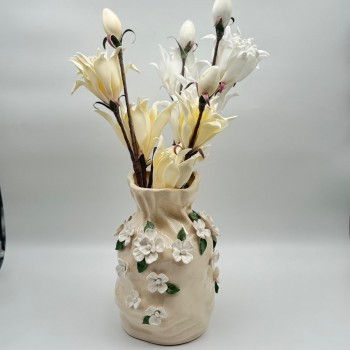 فازة ديكور خزفية بتصميم أنيق ولمسة فنية راقية، تتميز بلون بيج ناعم مع حواف علوية متموجة 29×14×14سم 