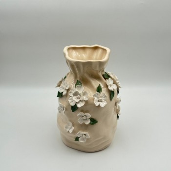 فازة ديكور خزفية بتصميم أنيق ولمسة فنية راقية، تتميز بلون بيج ناعم مع حواف علوية متموجة 29×14×14سم 