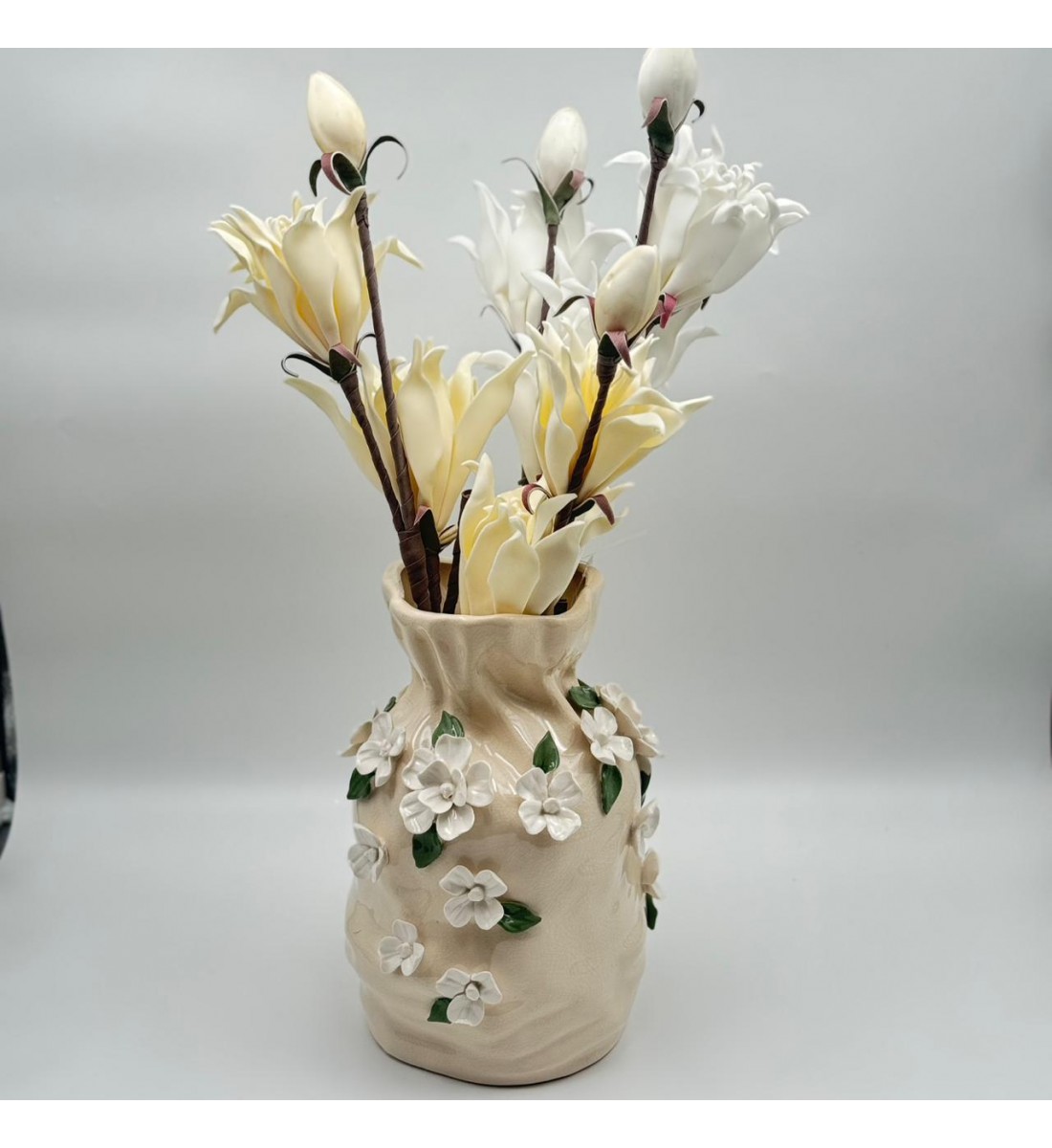 فازة ديكور خزفية بتصميم أنيق ولمسة فنية راقية، تتميز بلون بيج ناعم مع حواف علوية متموجة 29×14×14سم 