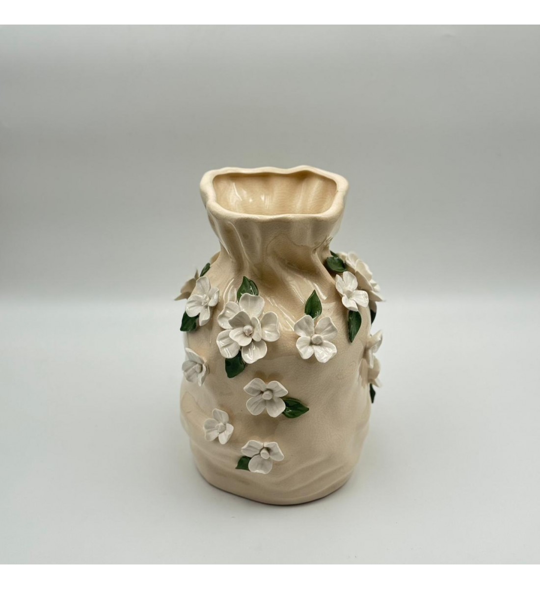 فازة ديكور خزفية بتصميم أنيق ولمسة فنية راقية، تتميز بلون بيج ناعم مع حواف علوية متموجة 29×14×14سم 