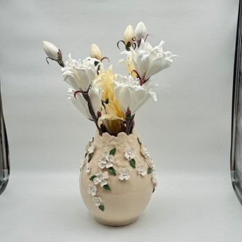 فازة ديكور خزفية بتصميم أنيق ولمسة فنية راقية، تتميز بلون بيج ناعم مع حواف علوية متموجة 30×12×12سم 