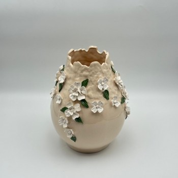 فازة ديكور خزفية بتصميم أنيق ولمسة فنية راقية، تتميز بلون بيج ناعم مع حواف علوية متموجة 30×12×12سم 