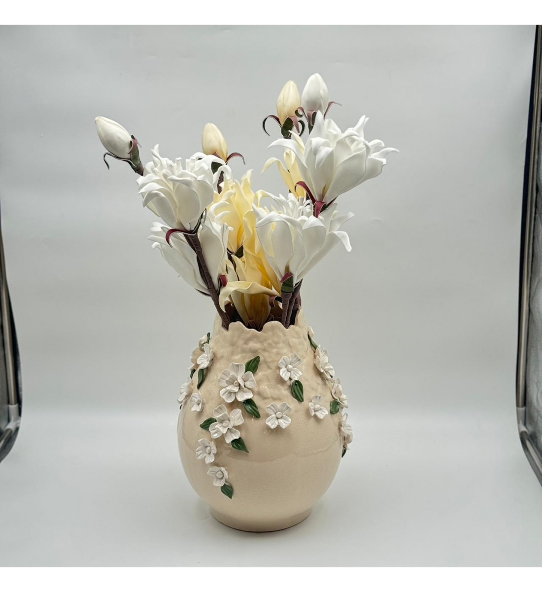 فازة ديكور خزفية بتصميم أنيق ولمسة فنية راقية، تتميز بلون بيج ناعم مع حواف علوية متموجة 30×12×12سم 