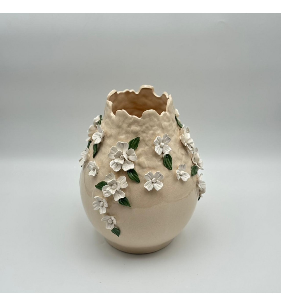 فازة ديكور خزفية بتصميم أنيق ولمسة فنية راقية، تتميز بلون بيج ناعم مع حواف علوية متموجة 30×12×12سم 