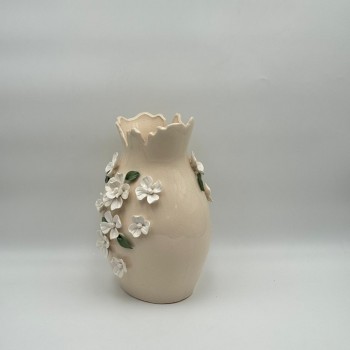 فازة ديكور خزفية بتصميم أنيق ولمسة فنية راقية، تتميز بلون بيج ناعم مع حواف علوية متموجة 31×16×11سم 