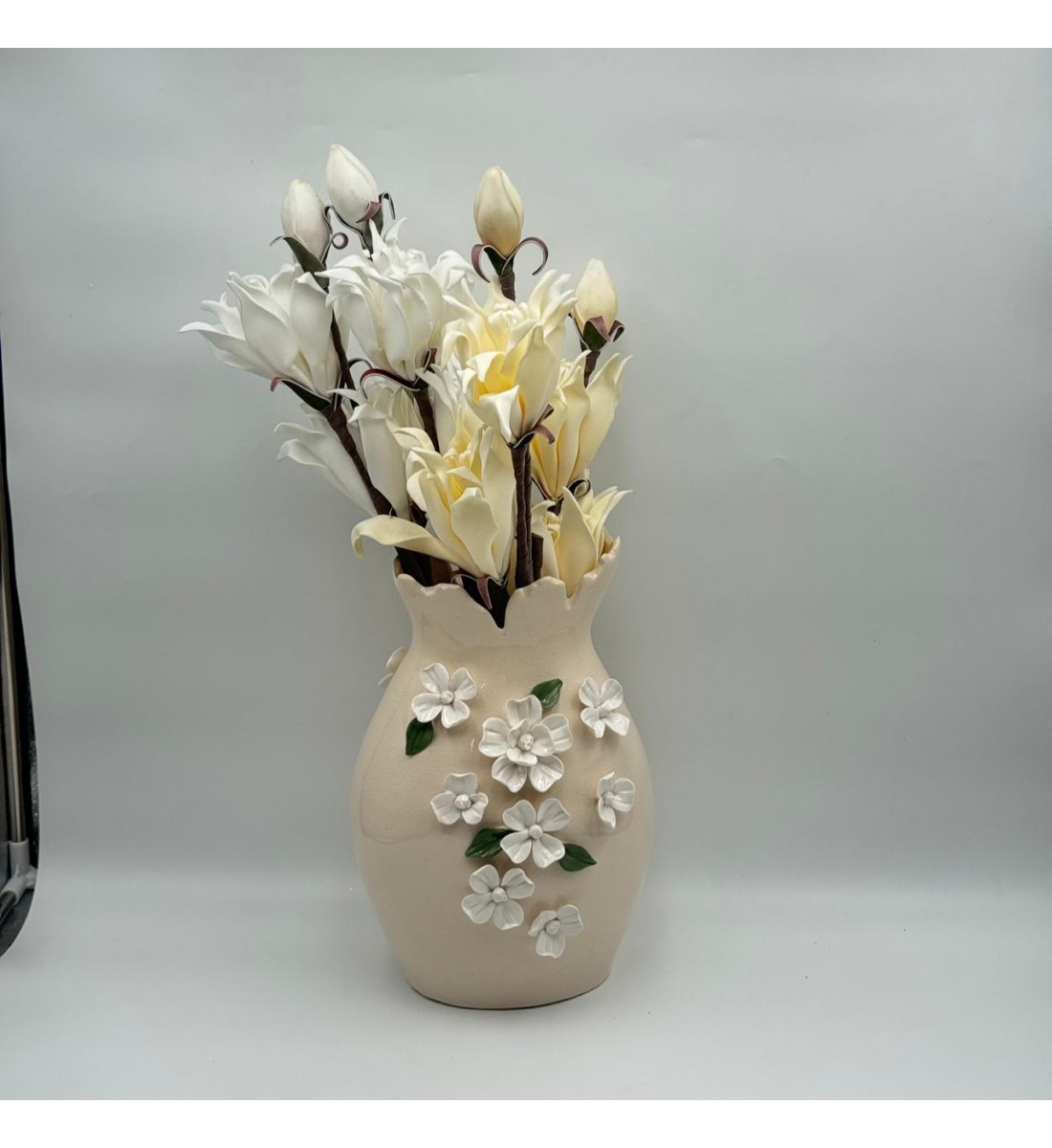 فازة ديكور خزفية بتصميم أنيق ولمسة فنية راقية، تتميز بلون بيج ناعم مع حواف علوية متموجة 31×16×11سم 