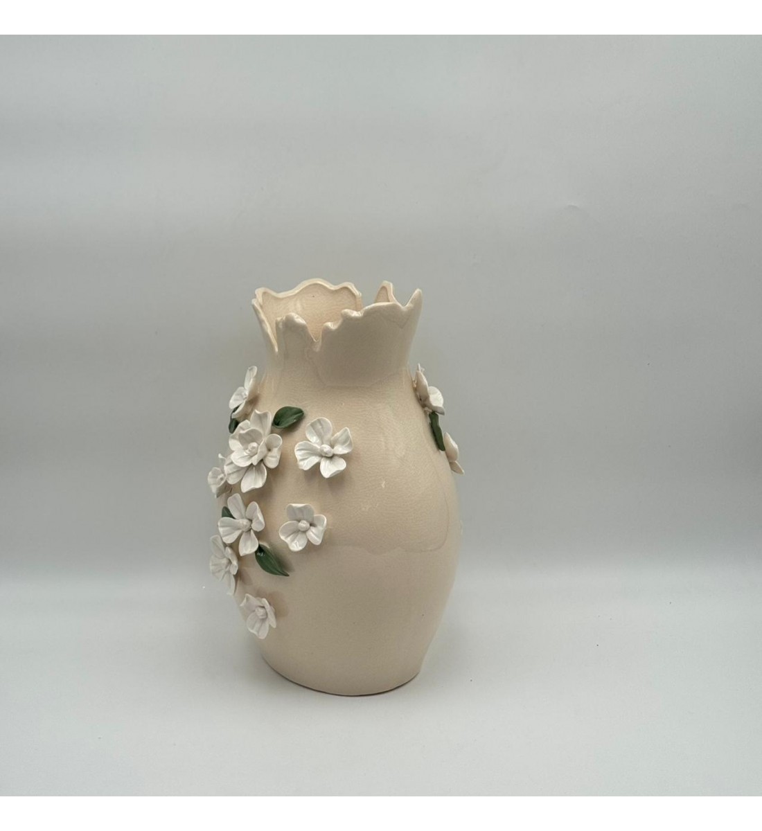 فازة ديكور خزفية بتصميم أنيق ولمسة فنية راقية، تتميز بلون بيج ناعم مع حواف علوية متموجة 31×16×11سم 