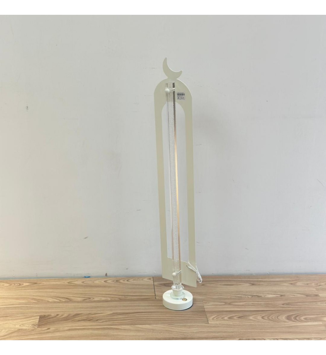 فانوس أرضي ديكوري بتصميم هلال عصري باللون الأبيض، يتميز بشكل نحيف وأنيق مع إضاءة 97سم 