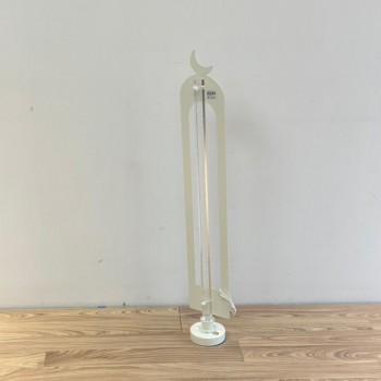 فانوس أرضي ديكوري بتصميم هلال عصري باللون الأبيض، يتميز بشكل نحيف وأنيق مع إضاءة 97سم 