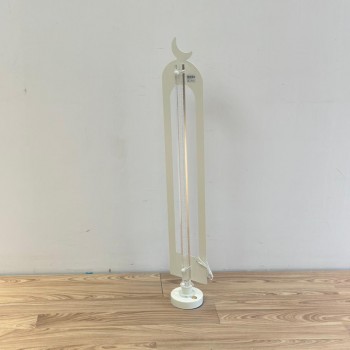 فانوس أرضي ديكوري بتصميم هلال عصري باللون الأبيض، يتميز بشكل نحيف وأنيق مع إضاءة 97سم 