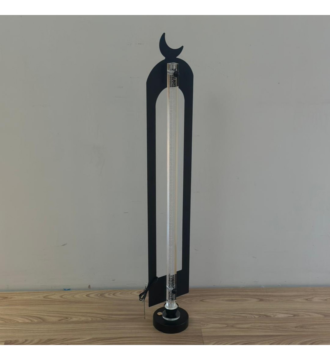 فانوس أرضي ديكوري بتصميم هلال عصري باللون الاسود ، يتميز بشكل نحيف وأنيق مع إضاءة 97سم 