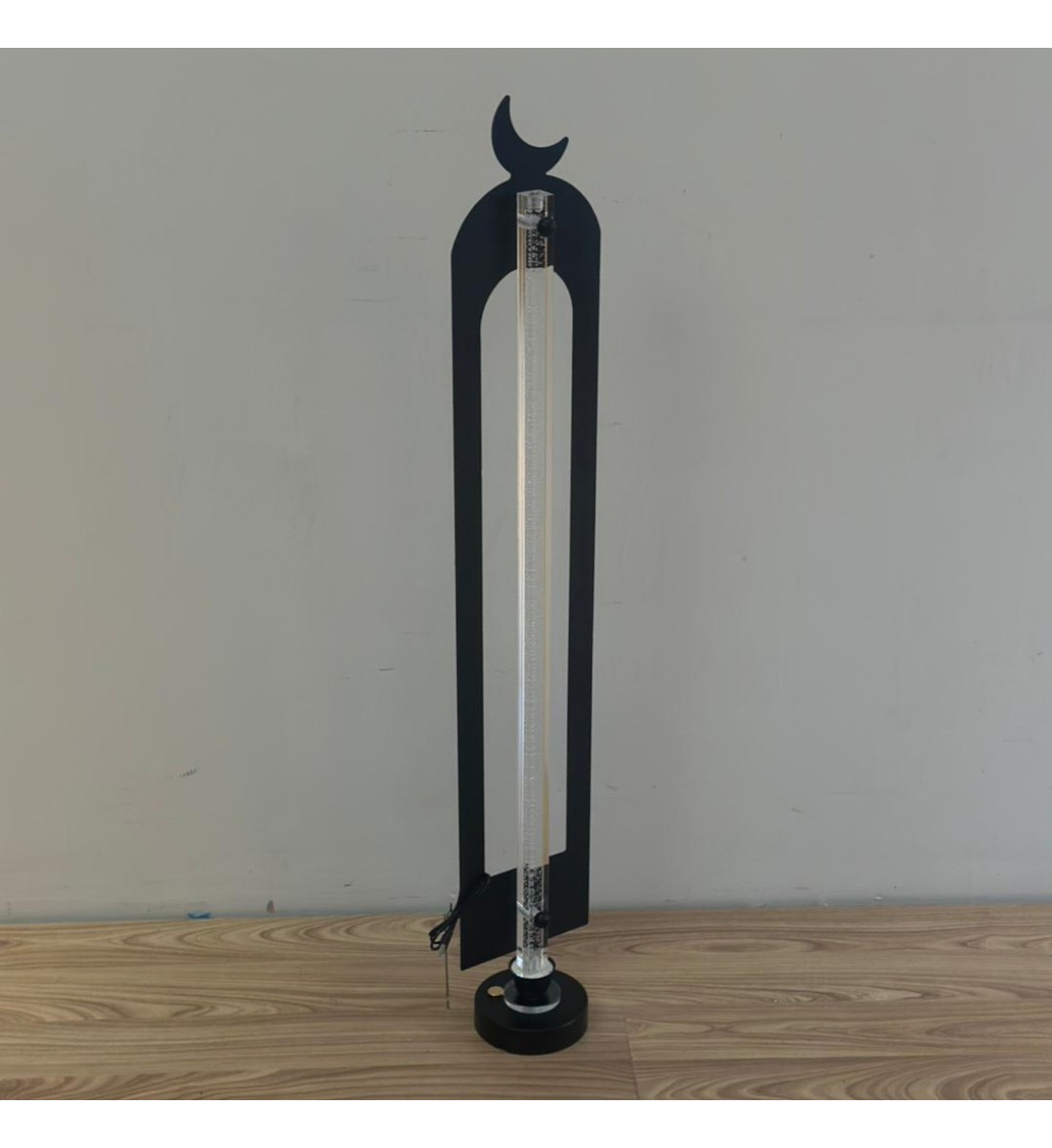 فانوس أرضي ديكوري بتصميم هلال عصري باللون الاسود ، يتميز بشكل نحيف وأنيق مع إضاءة 97سم 