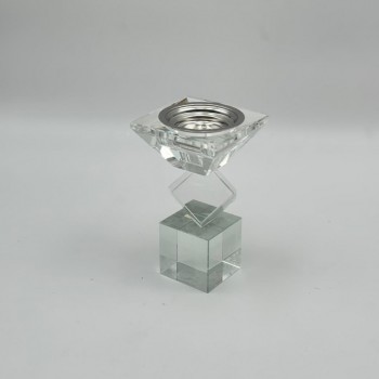 مبخرة ديكورية فاخرة بتصميم أنيق يجمع بين الكريستال الشفاف والتفاصيل الراقية ،8×8×13سم 