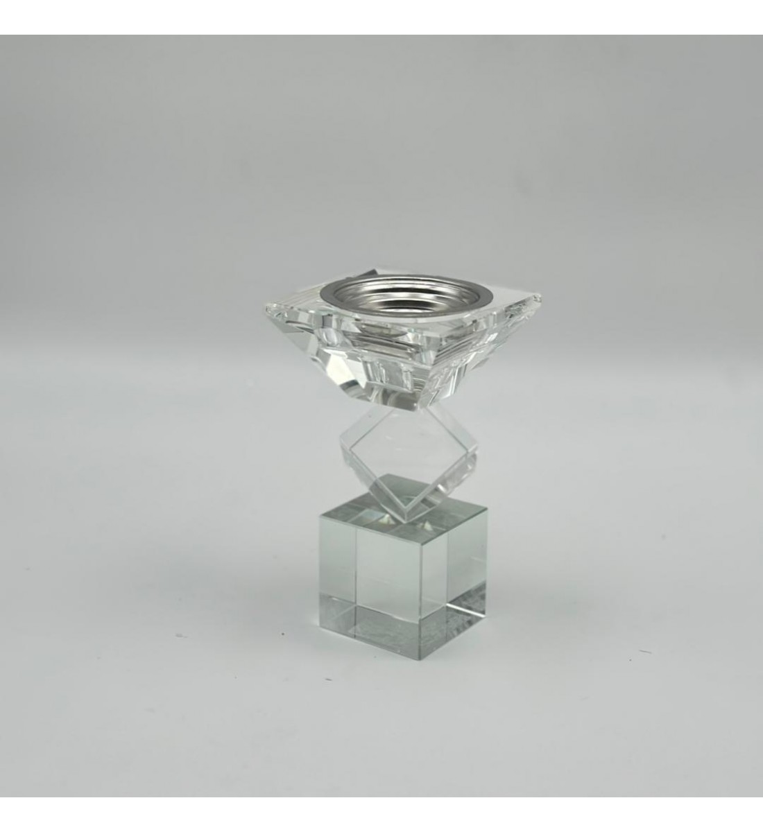 مبخرة ديكورية فاخرة بتصميم أنيق يجمع بين الكريستال الشفاف والتفاصيل الراقية ،8×8×13سم 
