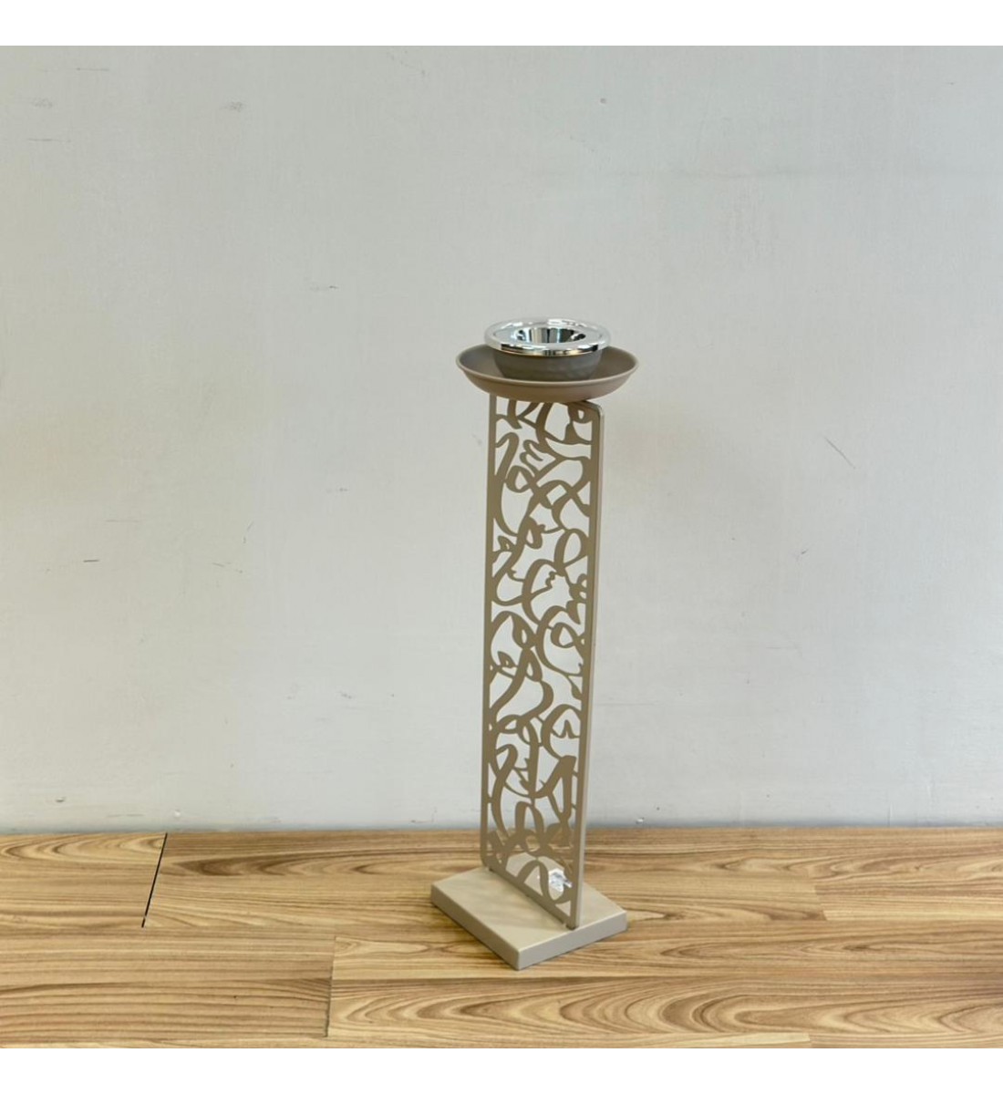 مبخرة أرضية بتصميم أنيق مستوحى من الزخارف العربية العصرية، مصنوعة من معدن متين بلون بيج 58×16×16سم 