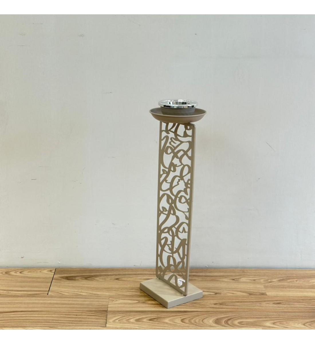 مبخرة أرضية بتصميم أنيق مستوحى من الزخارف العربية العصرية، مصنوعة من معدن متين بلون بيج 58×16×16سم 