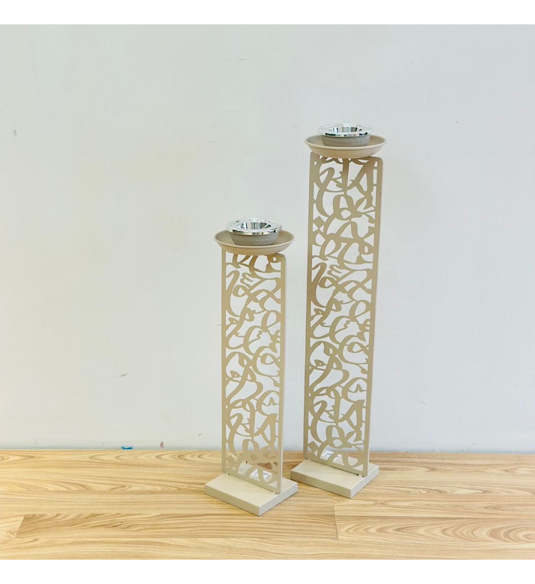 مبخرة أرضية بتصميم أنيق مستوحى من الزخارف العربية العصرية، مصنوعة من معدن متين بلون بيج 58×16×16سم 