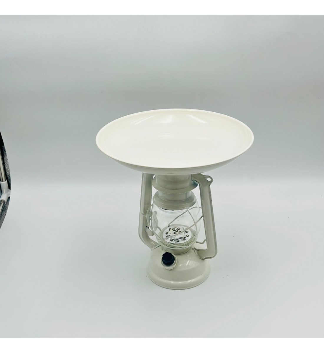 ميزان تقليدي عملي بتصميم كلاسيكي، مصنوع من هيكل معدني متين مع صحن علوي واسع باللون البيج25×25×27سم