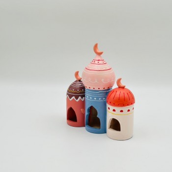   مجموعة فوانيس ديكورية بتصميم مستوحى من الطراز الإسلامي، تأتي على شكل مآذن صغيرة مزينة بنقوش يدوية دقيقة وألوان هادئة ومتناسقة