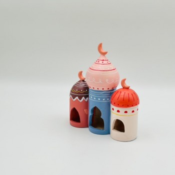   مجموعة فوانيس ديكورية بتصميم مستوحى من الطراز الإسلامي، تأتي على شكل مآذن صغيرة مزينة بنقوش يدوية دقيقة وألوان هادئة ومتناسقة