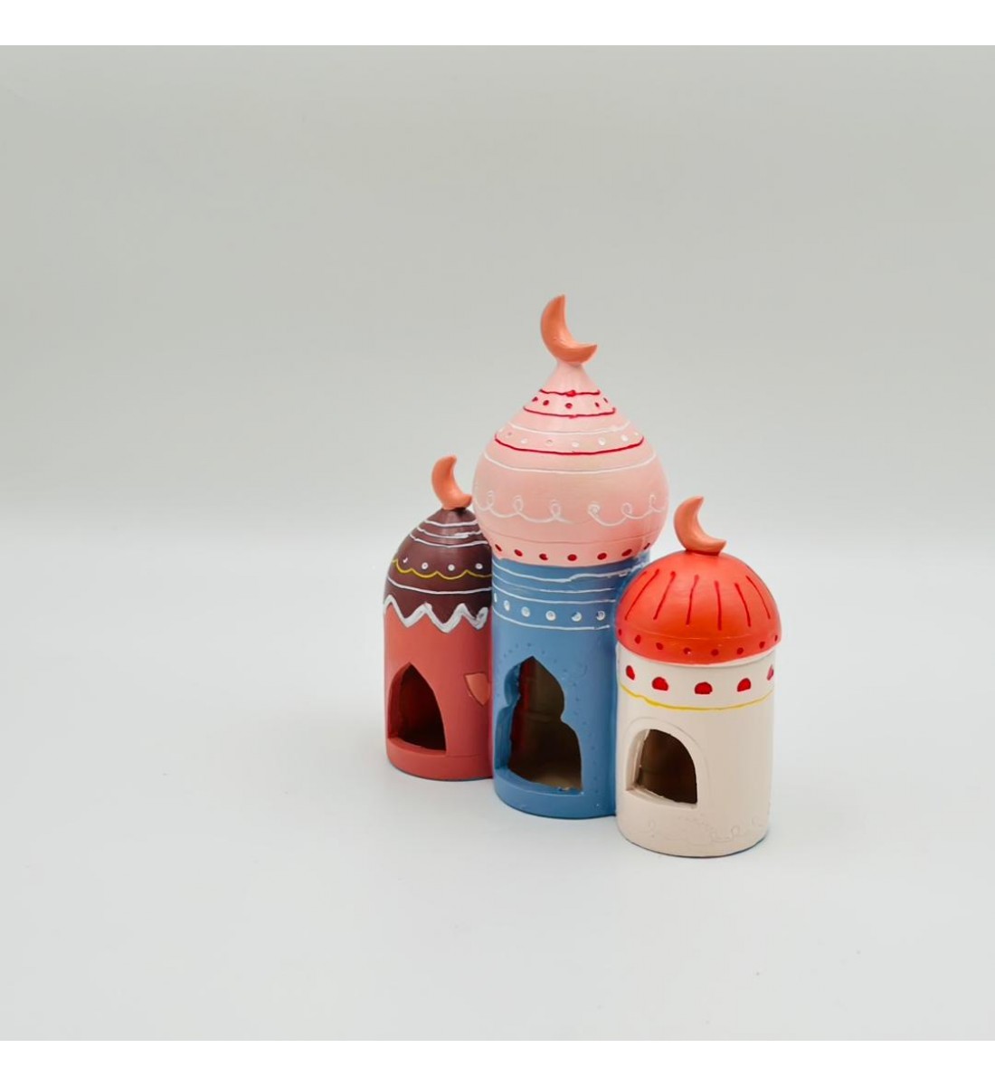 مجموعة فوانيس ديكورية بتصميم مستوحى من الطراز الإسلامي، تأتي على شكل مآذن صغيرة مزينة بنقوش يدوية دقيقة وألوان هادئة ومتناسقة مجموعة فوانيس ديكورية بتصميم مستوحى من الطراز الإسلامي، تأتي على شكل مآذن صغيرة مزينة بنقوش يدوية دقيقة وألوان هادئة ومتناسقة