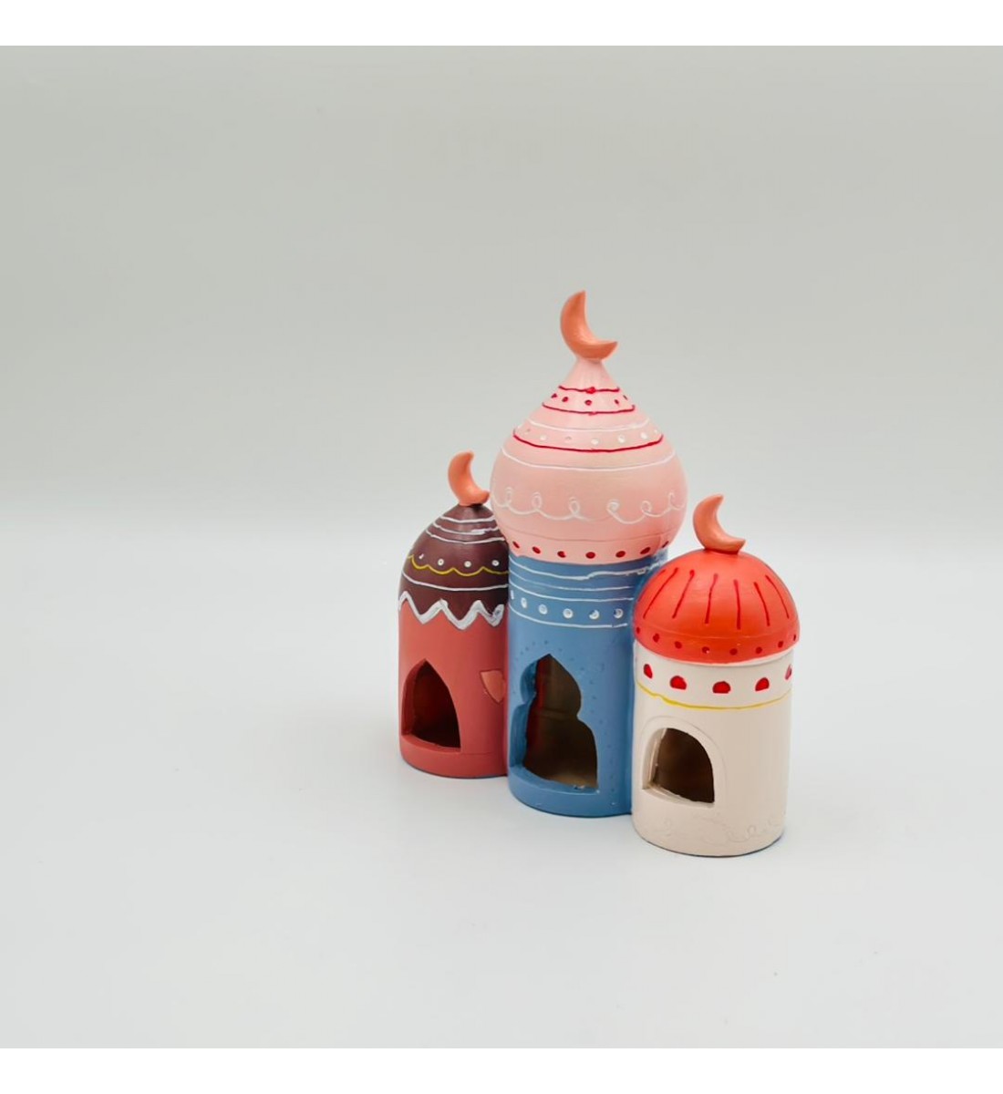 مجموعة فوانيس ديكورية بتصميم مستوحى من الطراز الإسلامي، تأتي على شكل مآذن صغيرة مزينة بنقوش يدوية دقيقة وألوان هادئة ومتناسقة مجموعة فوانيس ديكورية بتصميم مستوحى من الطراز الإسلامي، تأتي على شكل مآذن صغيرة مزينة بنقوش يدوية دقيقة وألوان هادئة ومتناسقة