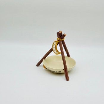 حامل ديكوري صغير بتصميم رمضاني على شكل ستاند خشبي ثلاثي مع طبق دائري في الأسفل،21×16×16سم 