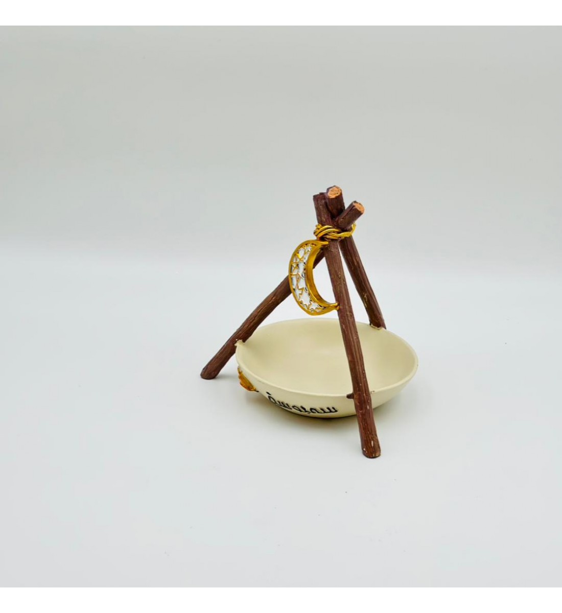 حامل ديكوري صغير بتصميم رمضاني على شكل ستاند خشبي ثلاثي مع طبق دائري في الأسفل،21×16×16سم 