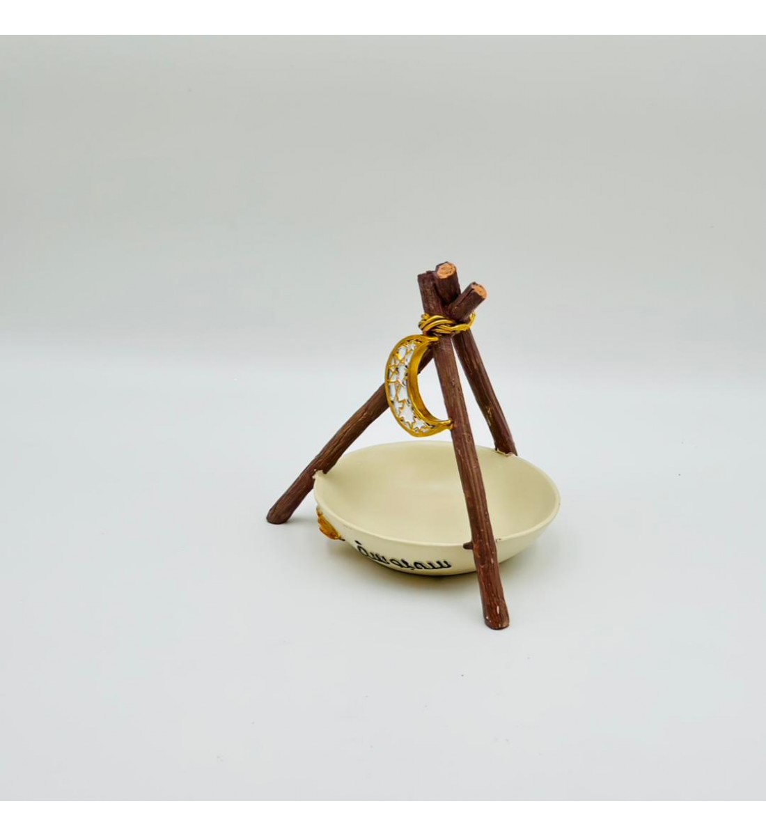 حامل ديكوري صغير بتصميم رمضاني على شكل ستاند خشبي ثلاثي مع طبق دائري في الأسفل،21×16×16سم 