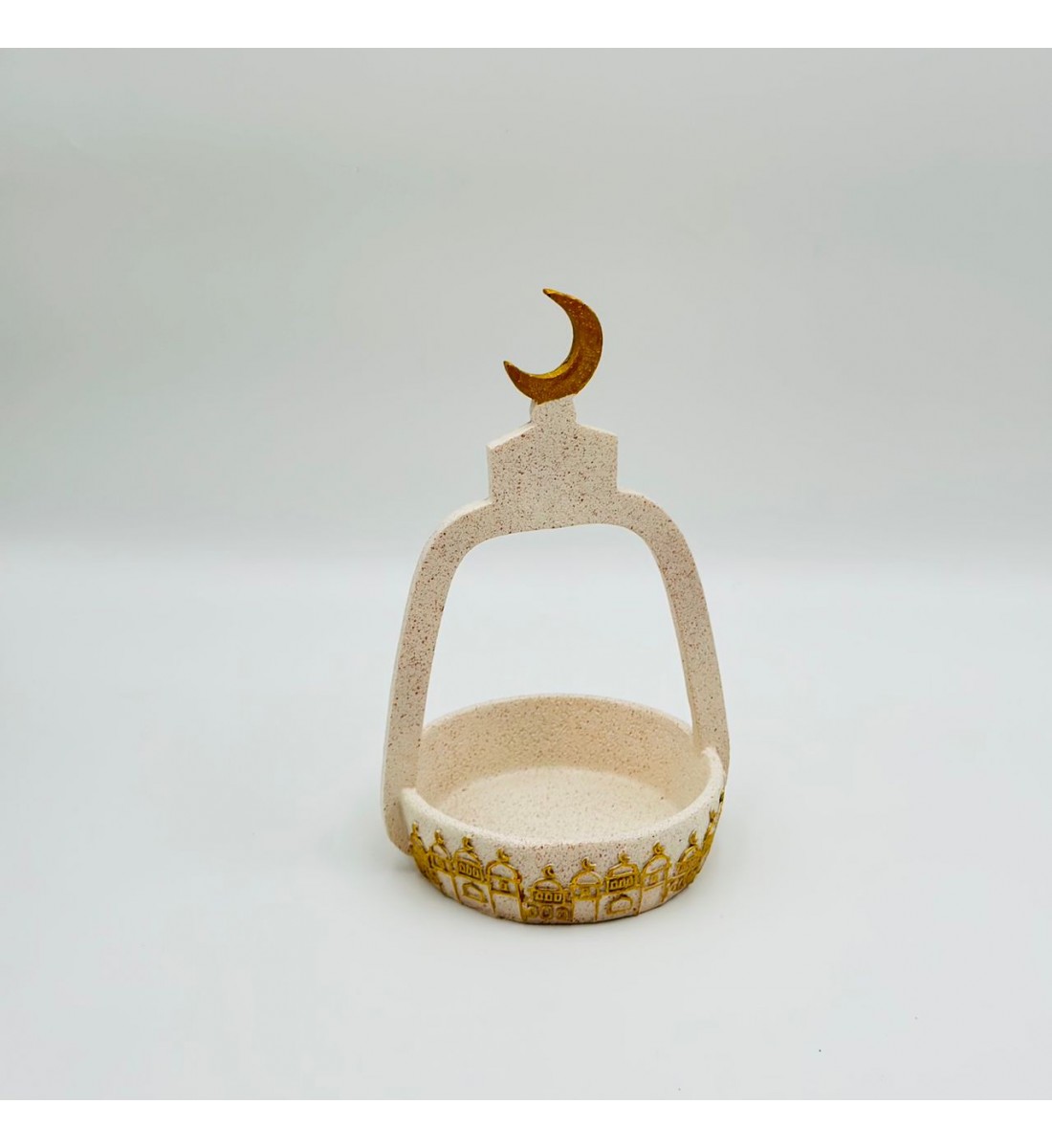 ستاند ديكوري للضيافة بتصميم رمضاني أنيق، مصنوع بلون بيج رملي هادئ مع تفاصيل زخرفية مستوحاة من العمارة الإسلامية14×14×26+سم 