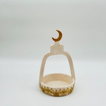 ستاند ديكوري للضيافة بتصميم رمضاني أنيق، مصنوع بلون بيج رملي هادئ مع تفاصيل زخرفية مستوحاة من العمارة الإسلامية14×14×26+سم 