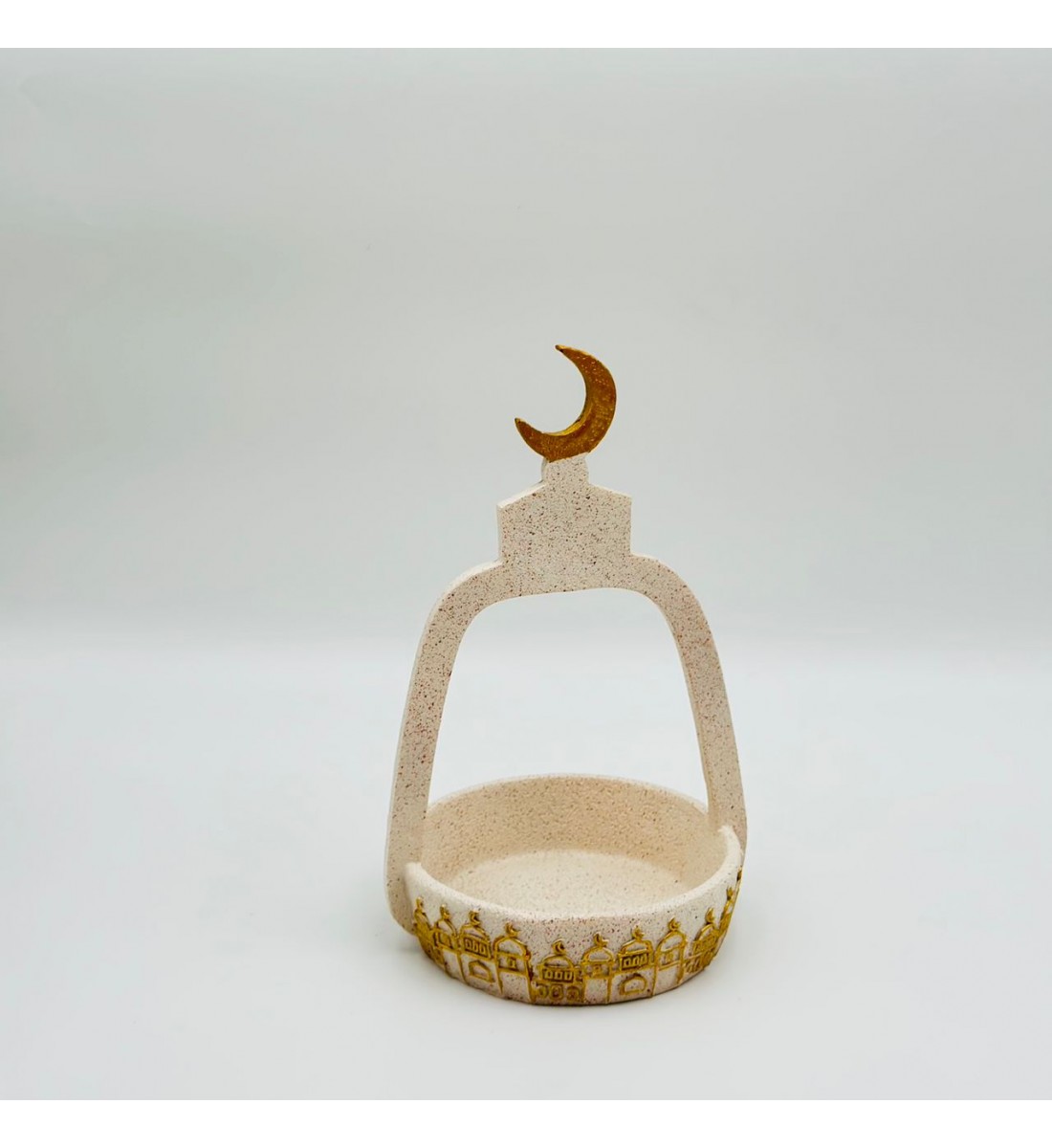 ستاند ديكوري للضيافة بتصميم رمضاني أنيق، مصنوع بلون بيج رملي هادئ مع تفاصيل زخرفية مستوحاة من العمارة الإسلامية14×14×26+سم 