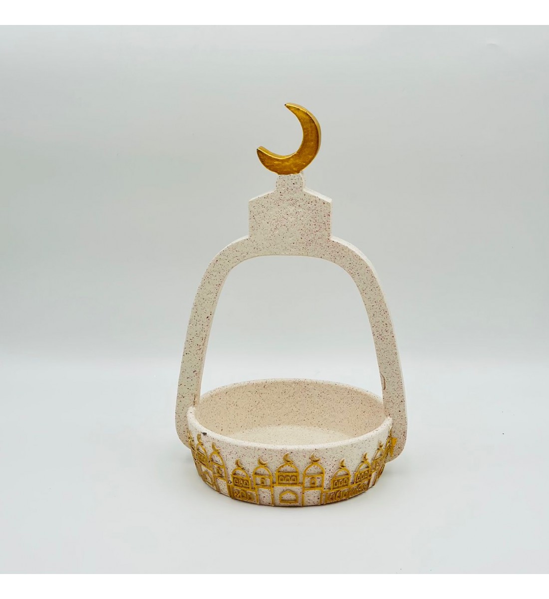 ستاند ديكوري للضيافة بتصميم رمضاني أنيق، مصنوع بلون بيج رملي هادئ مع تفاصيل زخرفية مستوحاة من العمارة الإسلامية32×18×18سم 