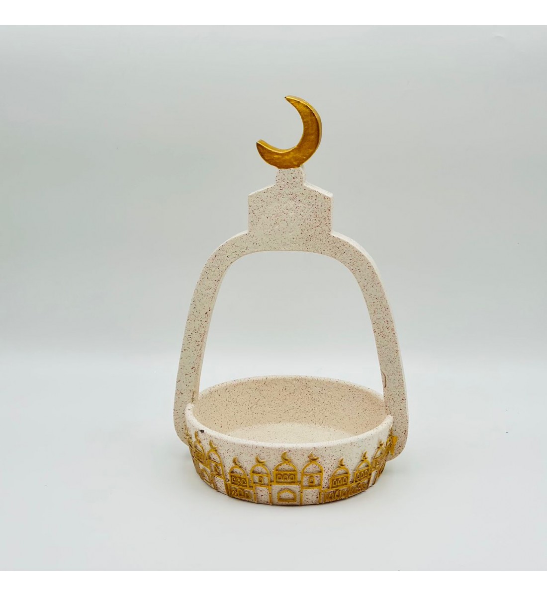 ستاند ديكوري للضيافة بتصميم رمضاني أنيق، مصنوع بلون بيج رملي هادئ مع تفاصيل زخرفية مستوحاة من العمارة الإسلامية32×18×18سم 