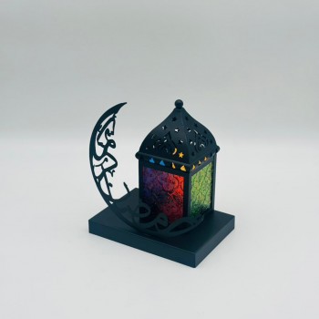 فانوس ديكوري رمضاني بتصميم عصري أنيق، مصنوع من معدن أسود فاخر مع نوافذ جانبية ملوّنة بنقوش شرقية تضفي إضاءة دافئة وجذابة