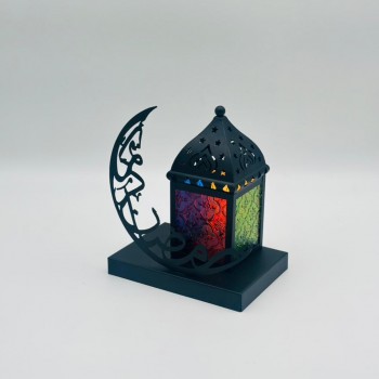 فانوس ديكوري رمضاني بتصميم عصري أنيق، مصنوع من معدن أسود فاخر مع نوافذ جانبية ملوّنة بنقوش شرقية تضفي إضاءة دافئة وجذابة