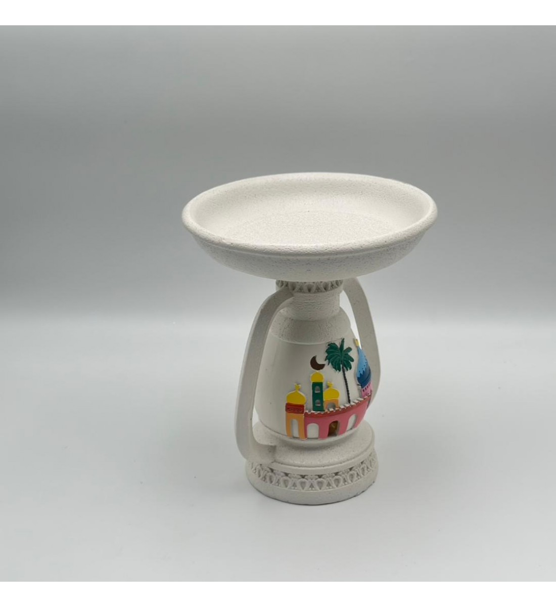 صحن ديكوري أنيق بتصميم تراثي، مصنوع بلون عاجي هادئ مع رسومات مستوحاة من الطابع العربي 20×20×24سم 