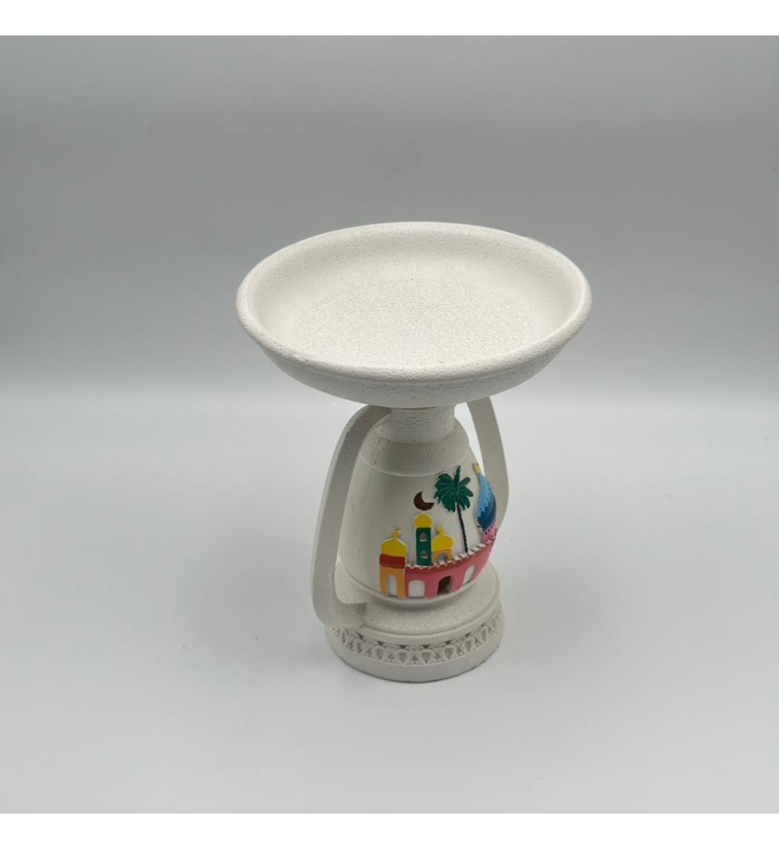 صحن ديكوري أنيق بتصميم تراثي، مصنوع بلون عاجي هادئ مع رسومات مستوحاة من الطابع العربي 20×20×24سم 