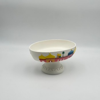 صحن ديكوري أنيق بتصميم تراثي، مصنوع بلون عاجي هادئ مع رسومات مستوحاة من الطابع العربي 23×16×12سم 